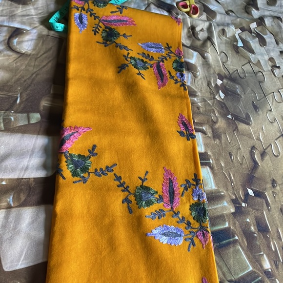 Indian brand Kashmiri shawl. Beautiful mustard color with pink, blue and mixed. - Picture 6 of 8